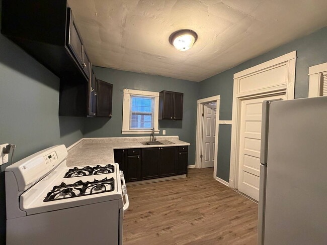 Building Photo - Updated 4 Bedroom Home with Off-Street Parking