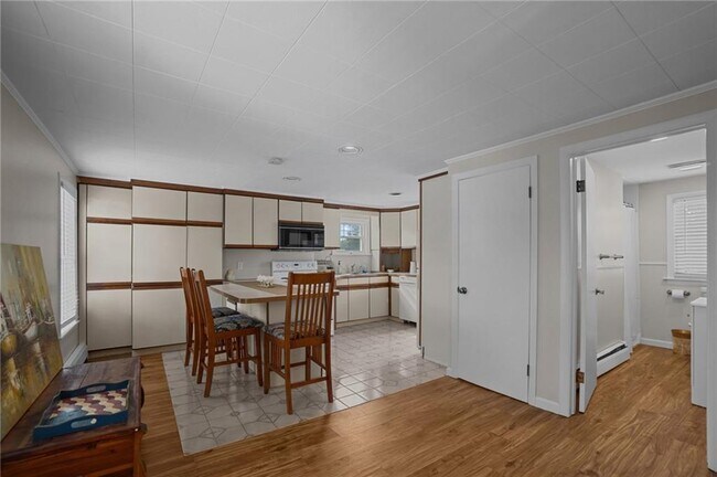 Building Photo - 8 Family Ln