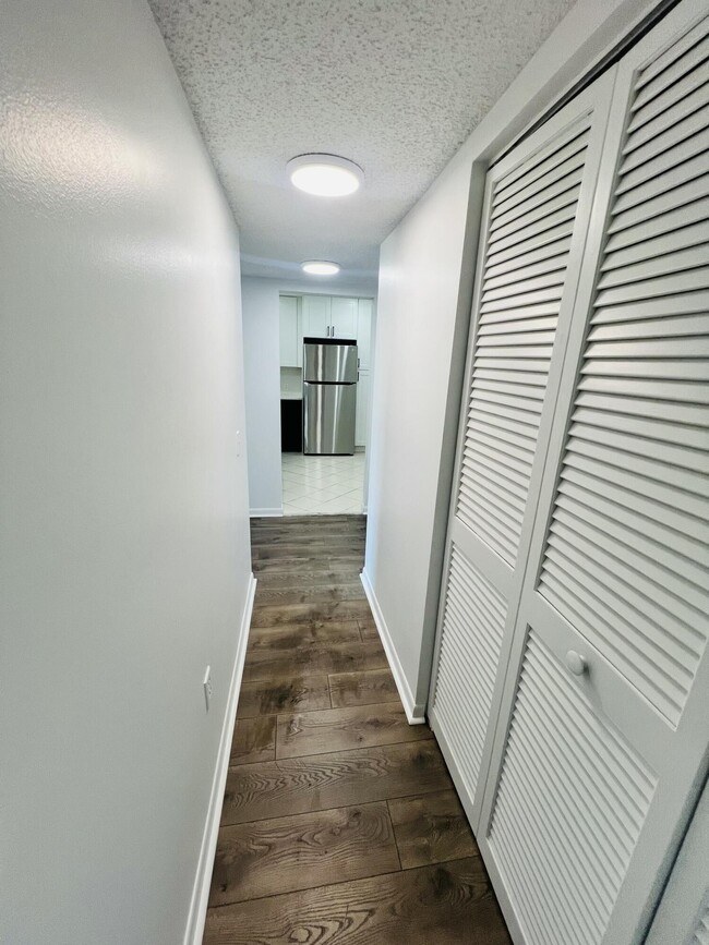 Building Photo - 4657 Fountains Dr S