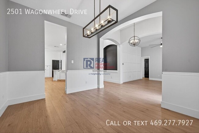 Building Photo - 2501 Wagonwheel Dr