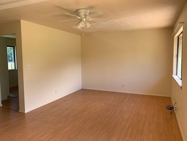 Building Photo - LS011. 219 W Waiko Rd #F Duplex Left