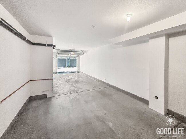 Building Photo - Stunning 2BD/2BA w/ In-Unit Laundry and At...