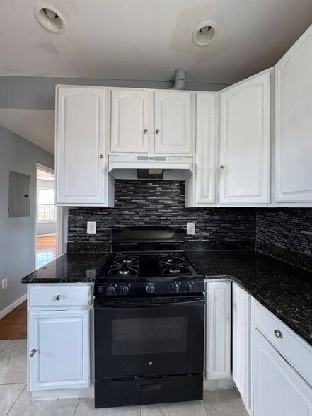 Building Photo - 489 Avon Ave