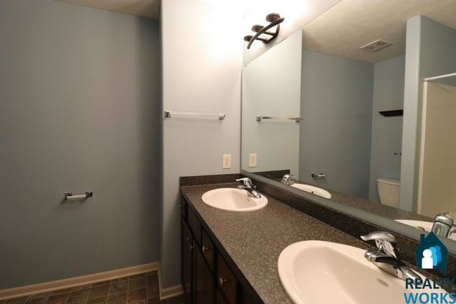 Building Photo - Great Sized 3 bed Townhome!