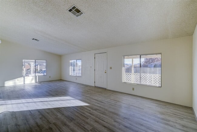 Building Photo - 2 Bedroom, 2 Bath Home Close to Willow Lake in Prescott