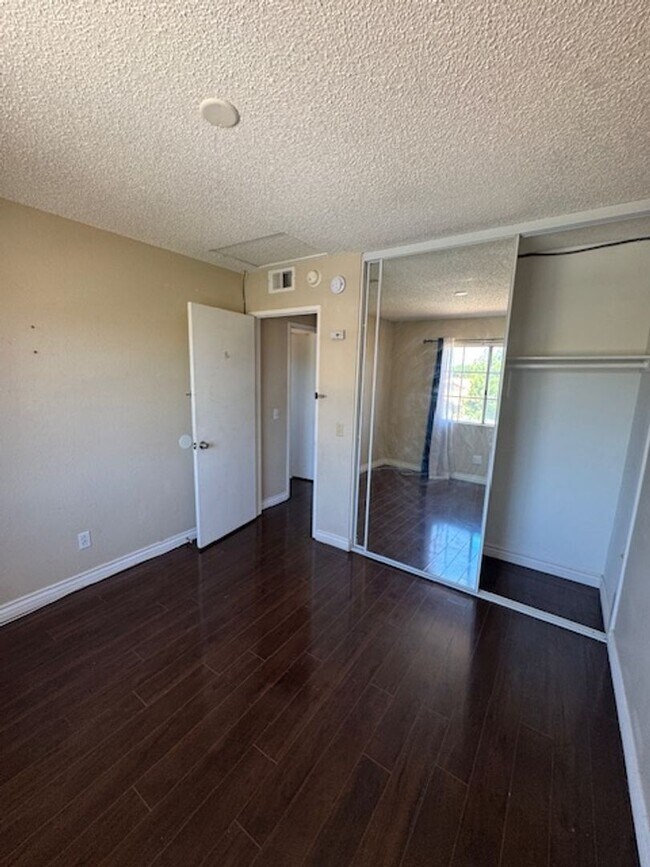 Building Photo - Home in the heart of Lake Elsinore
