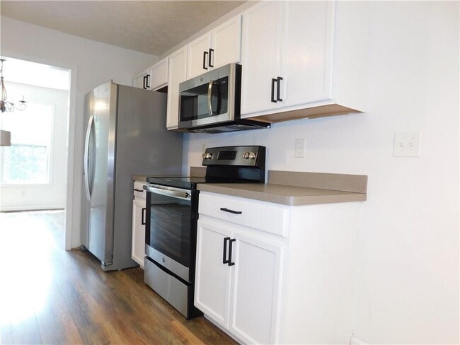 Building Photo - 576 Greenwood Park Way