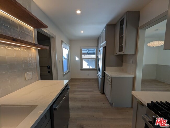 Building Photo - 1015 Granville Ave