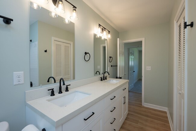 Building Photo - SPACIOUS RETREAT WITH DOWNTOWN CONVENIENCE