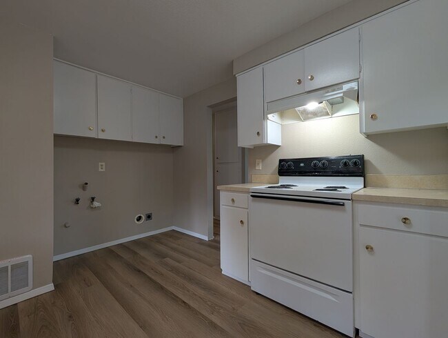 Building Photo - Bright 3 bedroom/ 1 bathroom Duplex with a fireplace and covered parking!