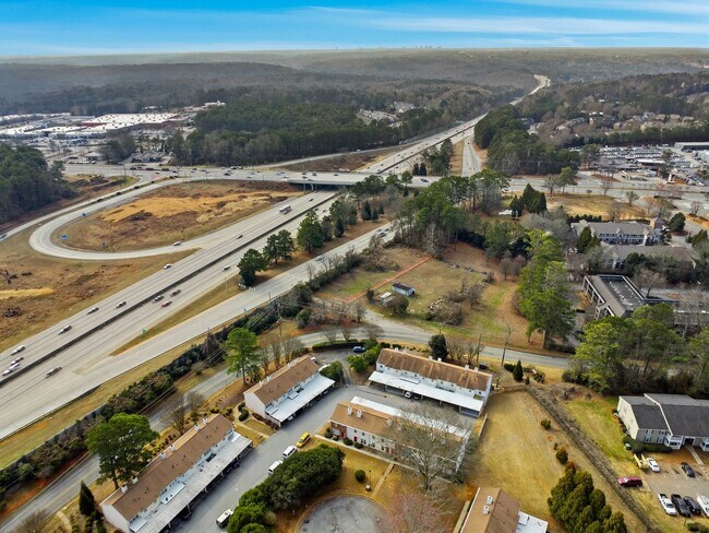 Building Photo - Renovated end-unit townhome in the Heart of Roswell
