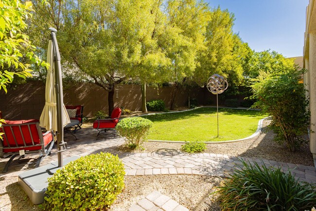 Building Photo - Stunning 4 bedroom 3.5 bath home with 3 ca...