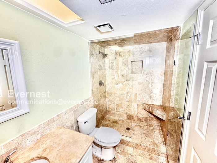 Building Photo - 7807 Meadow Park Dr