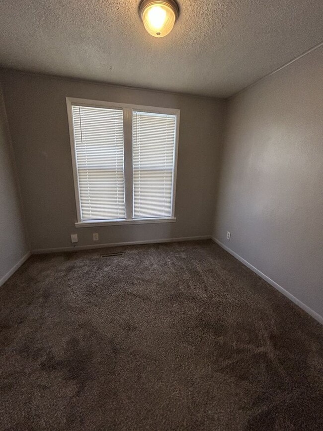 Building Photo - Very Nice 3BR/1BA Single Family Home w/Huge Back Yard!