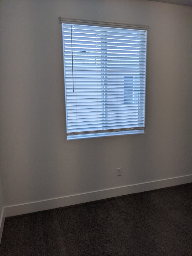 Building Photo - Prime location in Merced!