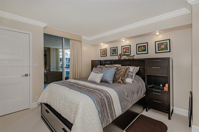 Building Photo - 6767 Collins Ave