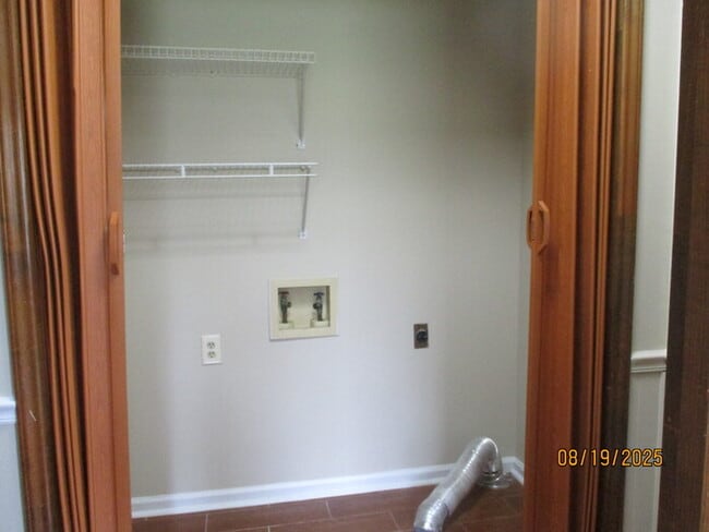 Building Photo - 1027 Rembrandt Dr SW