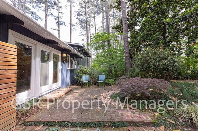 Building Photo - 2026 N Akin Dr NE