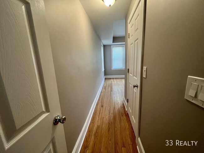 Building Photo - 2 Bed 2 Bath / Oak Park / Laundry in Unit ...