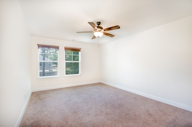 Building Photo - Modern Living in the Heart of Summerville!