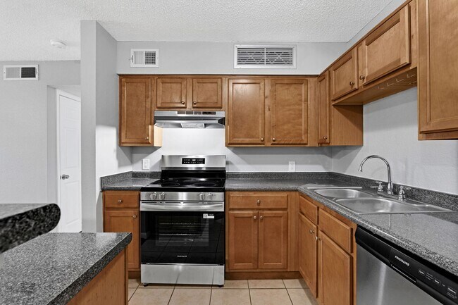 Building Photo - 1/1 Condo in Gated Lakefront Community ~ Laminate Flooring and Brand-New SS Appliances!!