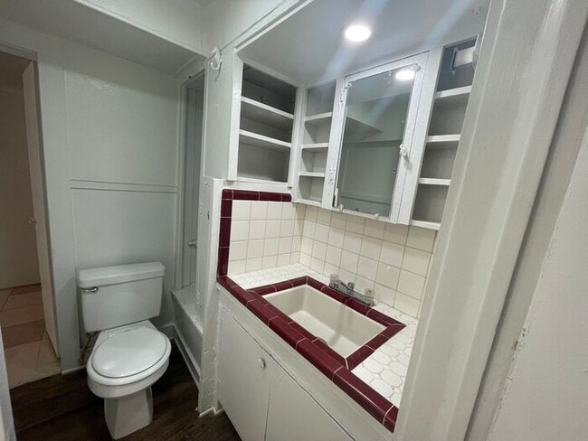 Building Photo - Cozy 1 Bedroom 1 Bath Downstairs Unit Read...