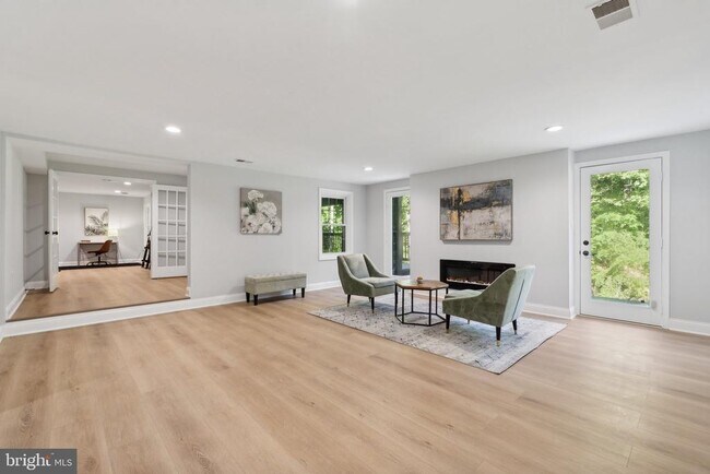 Building Photo - 10899 Woodland Falls Dr