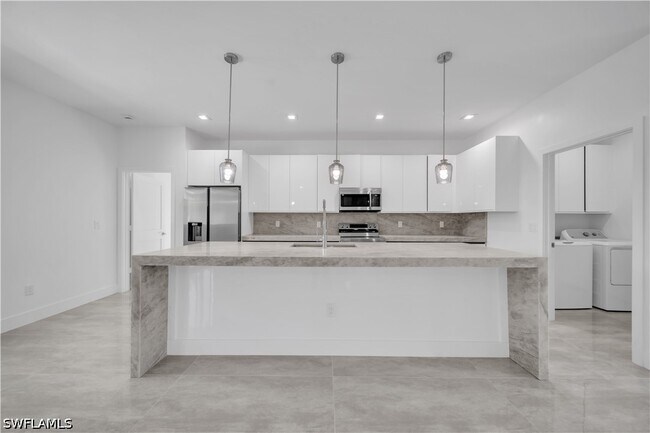 Building Photo - 828 Genoa Ave S