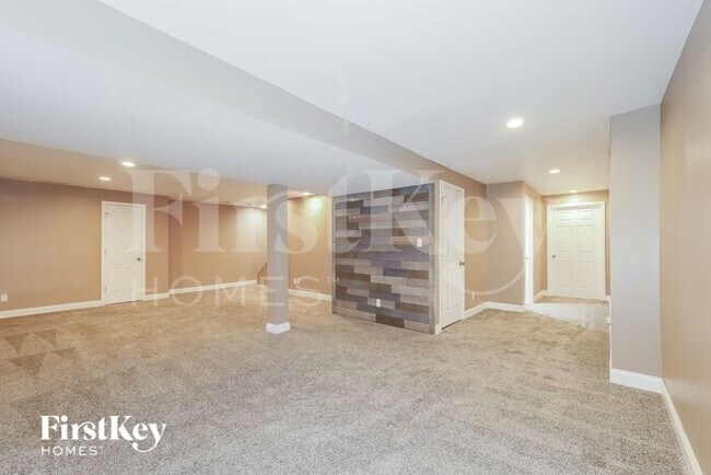 Building Photo - 613 Valley View