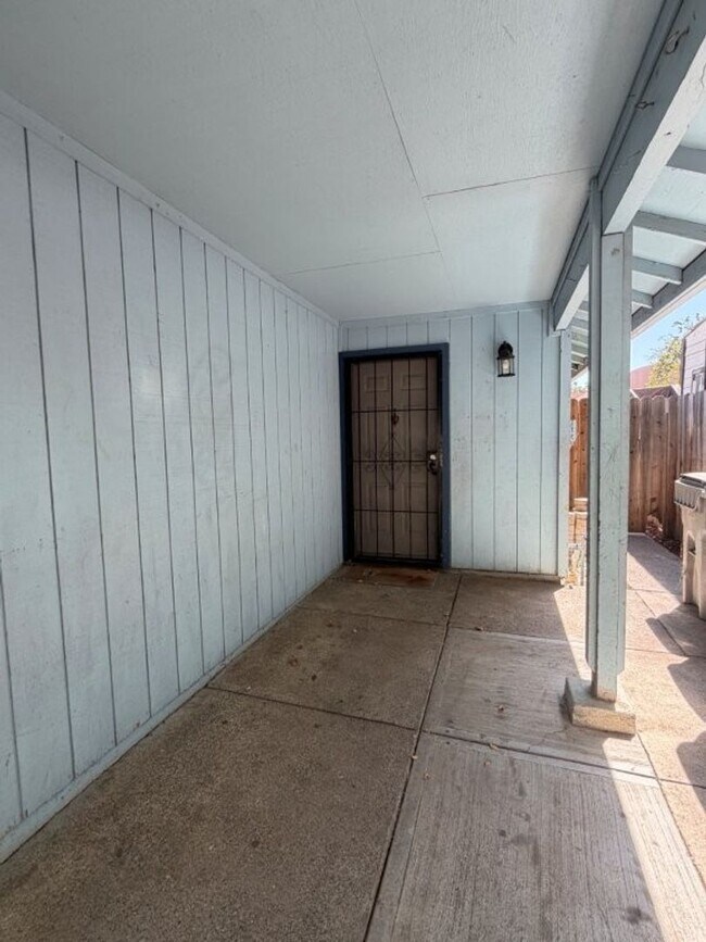 Building Photo - Beautifully Remodeled 3 Bed / 2 Bath Duplex – Walk to Downtown!