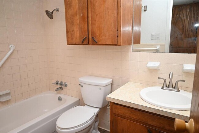 Building Photo - 4 bed 2 bath near SAFB.