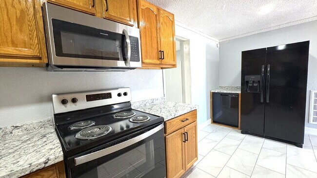 Building Photo - 1022 Lewis Dr