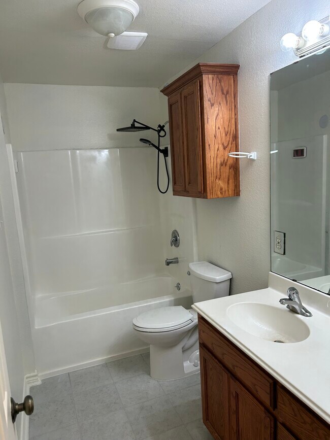 Building Photo - 2706 N Hickory St