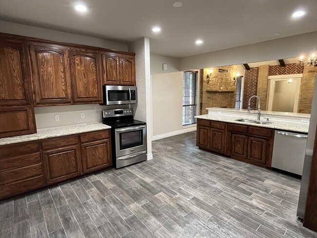 Building Photo - 101 Oakwood Dr