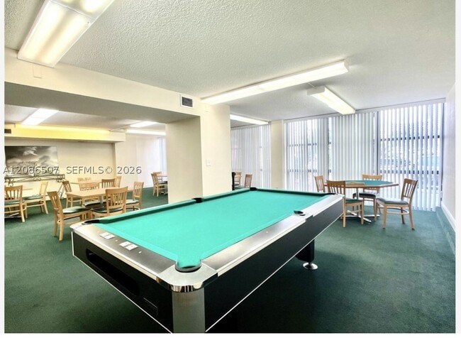 Building Photo - 800 Parkview Dr
