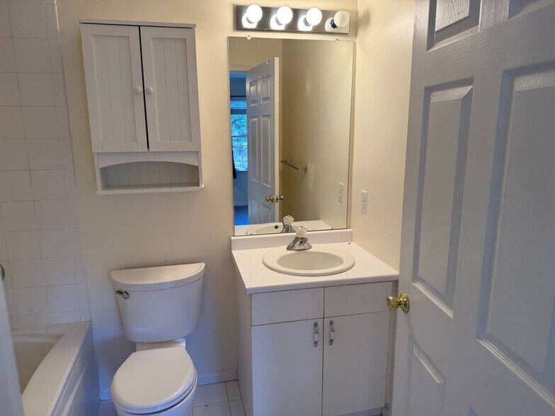 Building Photo - 17 Springhill Dr