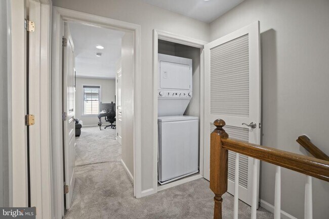 Building Photo - 2509 S Kenmore Ct