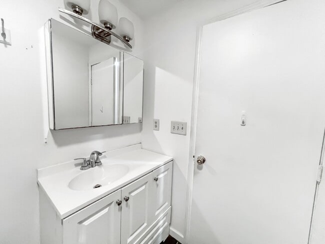 Building Photo - 2 + Bedroom, 3-level Townhouse on Amherst ...