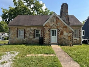 Building Photo - Charming Three bedroom, one bath house!