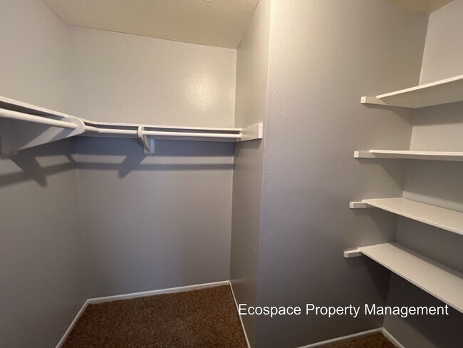 Building Photo - 2 Bedroom 1 Bathroom Apartment in Aurora!