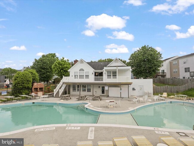Building Photo - 303 Mayfair Pl