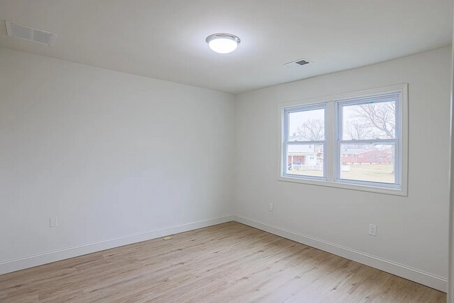 Building Photo - Beautiful 3 Bedroom 1.5 bath Move-In Ready!