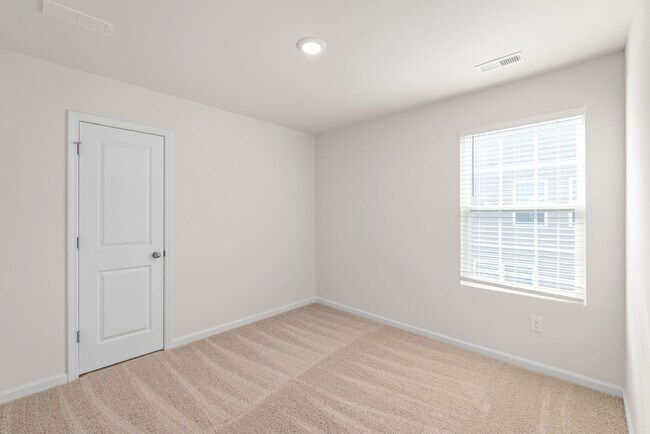 Building Photo - Move-in Ready 5 Bedroom Home!