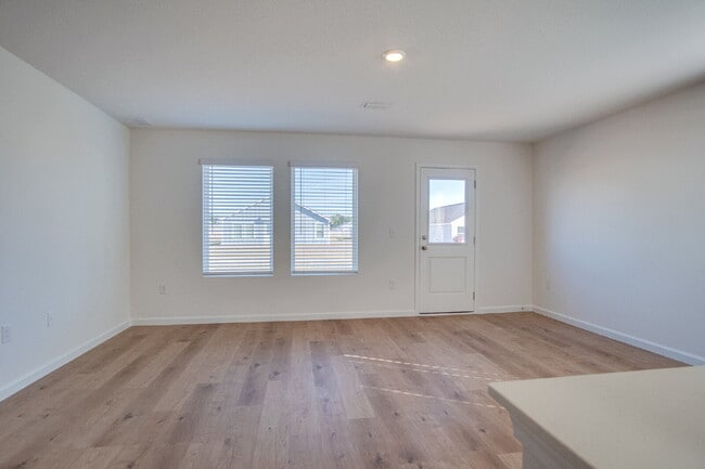 Building Photo - 4-Bedroom Eagles Ridge Rental with Open Floor Plan & Internet Included