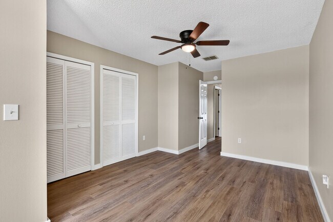 Building Photo - 802 Arietta Cir N