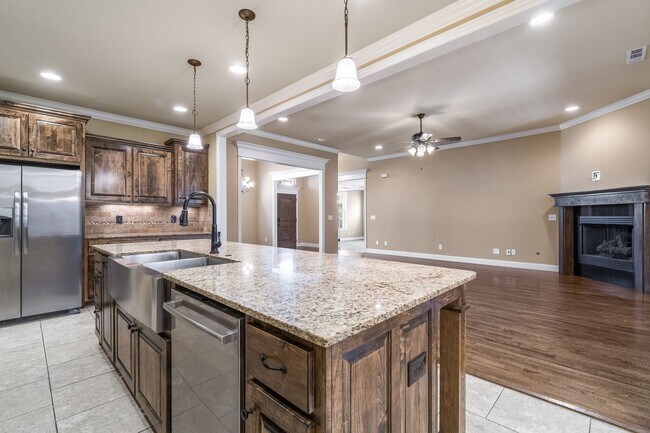 Building Photo - Beautiful Luxury Home!