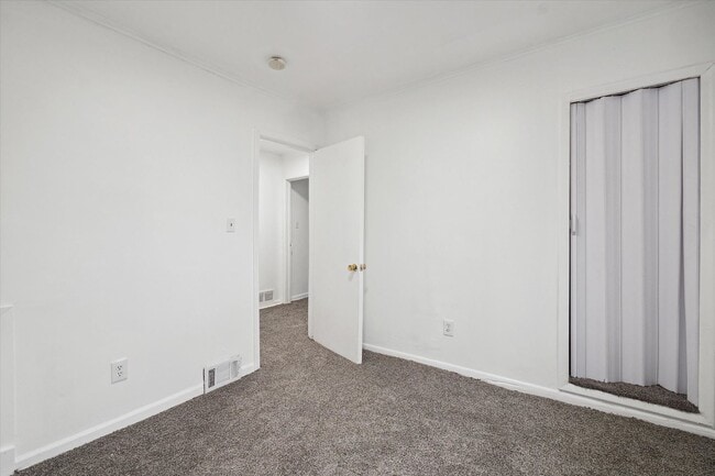 Building Photo - 3 bedroom 2 full bathrooms Warren $1,300