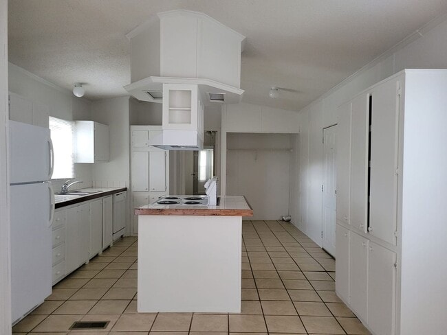 Building Photo - Ready to Move in!