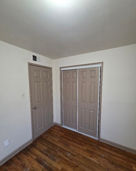 Building Photo - 412 Glen View Ct