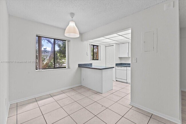 Building Photo - 6900 SW 39th St